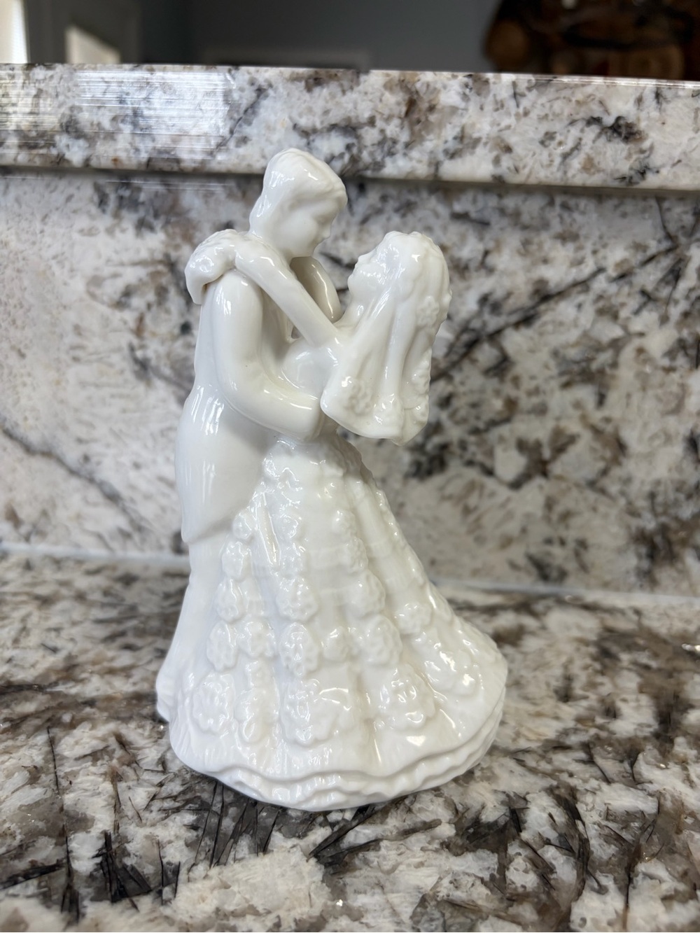 Vintage ceramic bride & Groom Wedding Cake Topper Figurine Elegant EUC heirloom